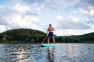 Comment se mettre debout sur un paddle ?