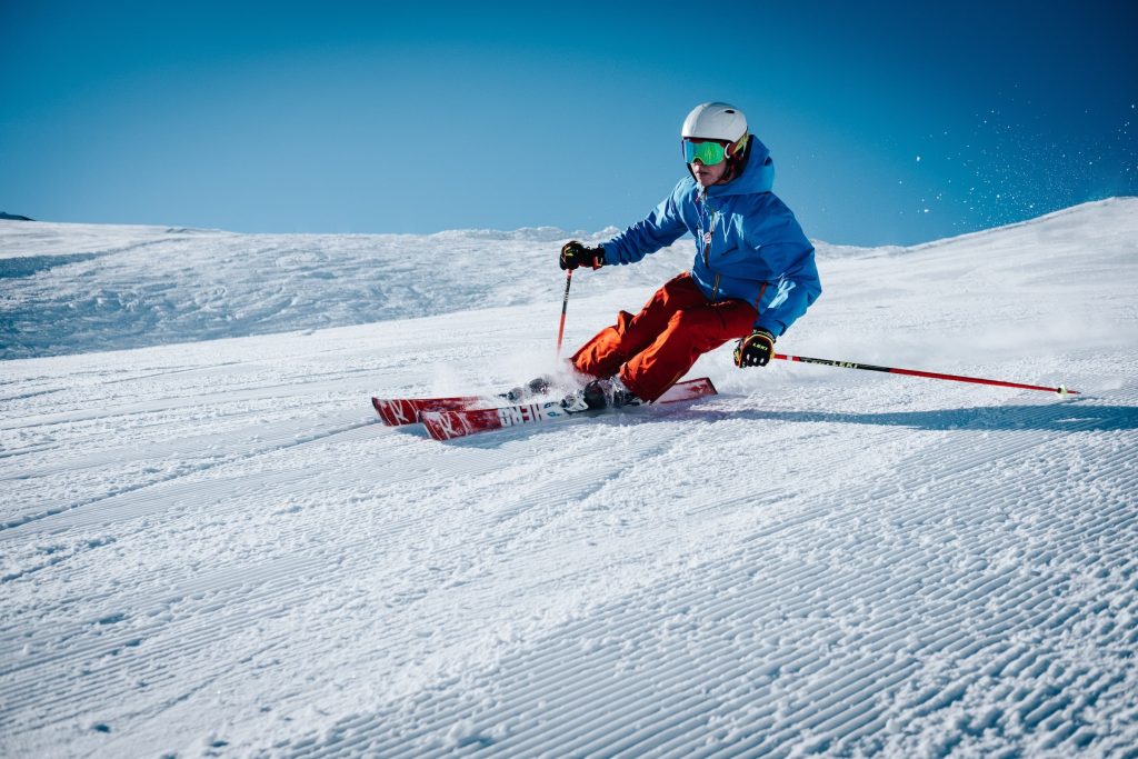 Le port du casque de ski est-il obligatoire sur les pistes