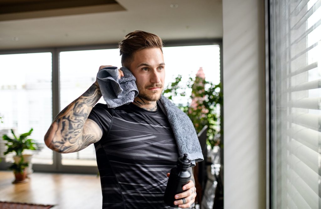 sportif avec tatouage
