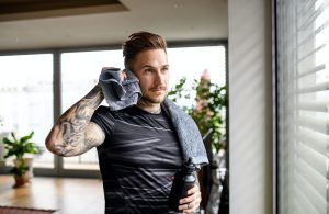 sportif avec tatouage