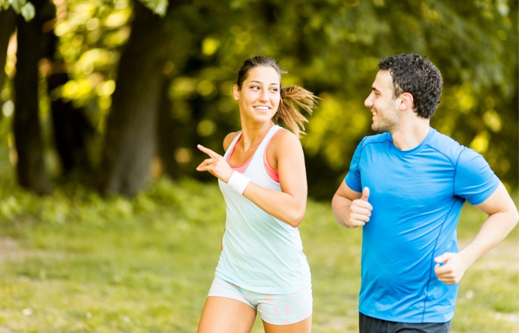 La marche : une activité encore trop négligée Bien que la course à pied remporte le titre de reine des activités physiques, il ne faut pas oublier les bénéfices apportés par la marche. Cette pratique est souvent réduite à sa dimension utilitaire; pourtant, elle contribue également à l'amélioration du bien-être physique et psychique. La sédentarité représente un danger pour la santé qui gagnerait à être combattu par des déplacements à pied plus fréquents.