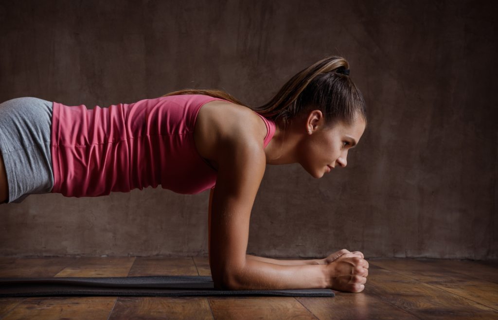 Fitness : Comment transformer son corps avec des exercices à domicile ?
