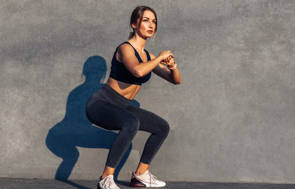 femme qui fait des squats