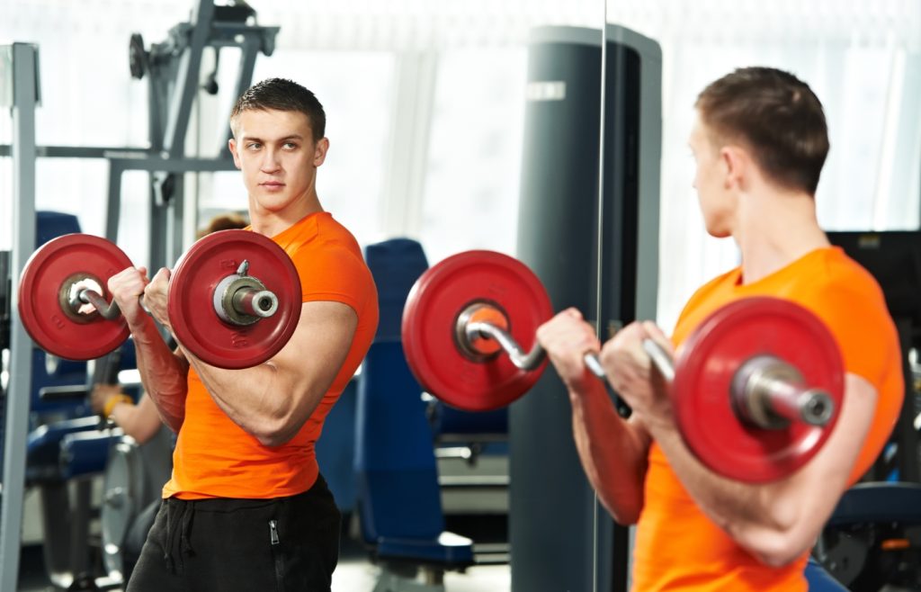 Ces erreurs de musculation courantes qui détruisent vos progrès (et comment les éviter)