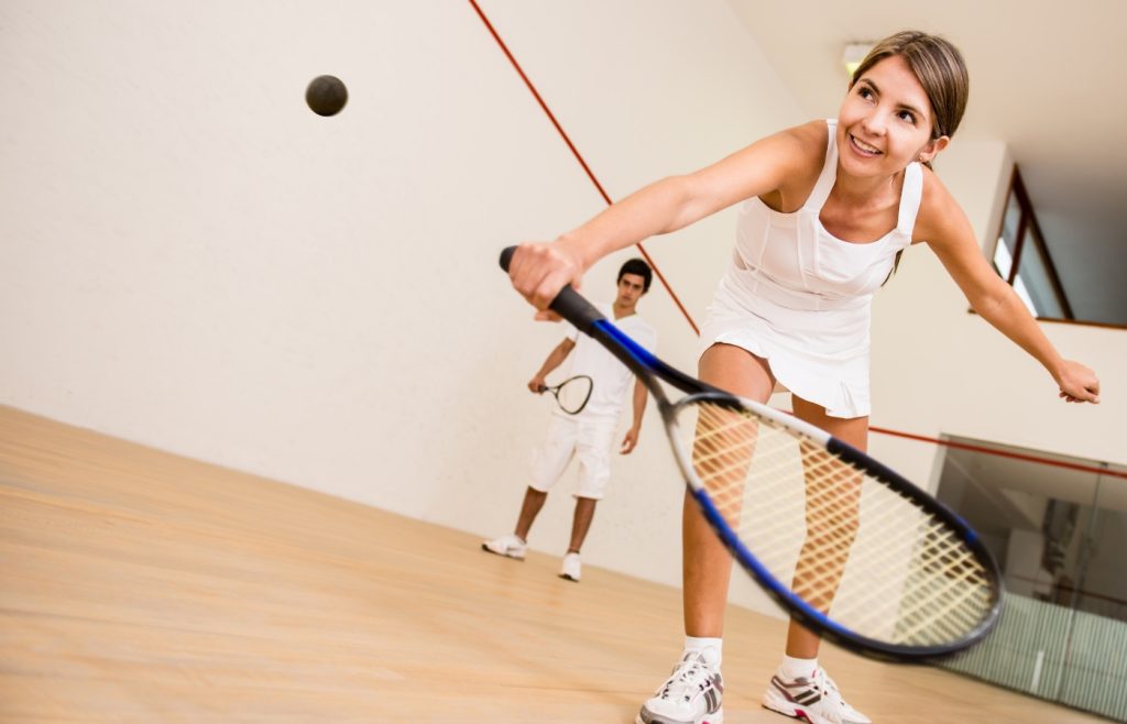 femme qui joue au squash