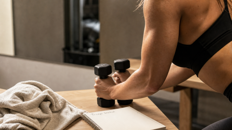 Muscle sous les bras : focus triceps en salle de sport