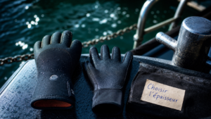 Gant de plongée : deux épaisseurs de néoprène sur bateau, pour chaleur et souplesse