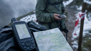 GPS randonnée : boîtier sur veste, carte IGN et tracé en montagne