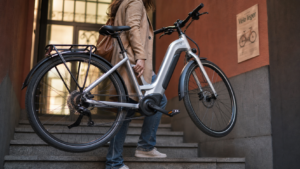 Vélo électrique femme léger dans une entrée urbaine, cadre bas