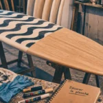 Décorer planche de surf avec peinture et résine, fixation murale