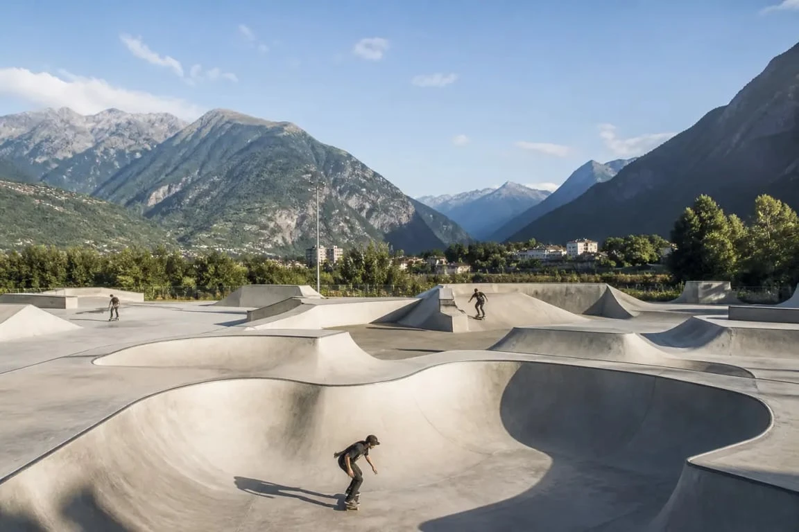 Skate park saint jean de maurienne en béton avec bowl et modules dans un décor alpin