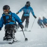 Para ski alpin : skieur assis sur piste enneigée