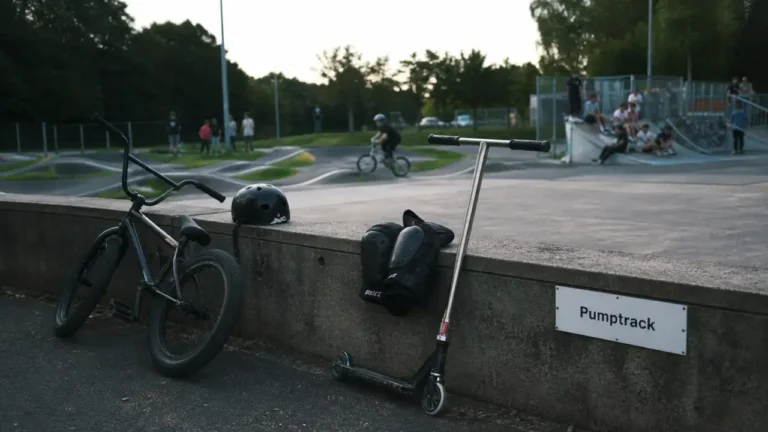 Skate park Meudon : pumptrack au complexe Marcel Bec, vue BMX et casque