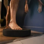 Travail proprioception : appui unipodal sur coussin d’équilibre