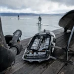 Planche de surf electrique eFoil et jetboard sur un ponton