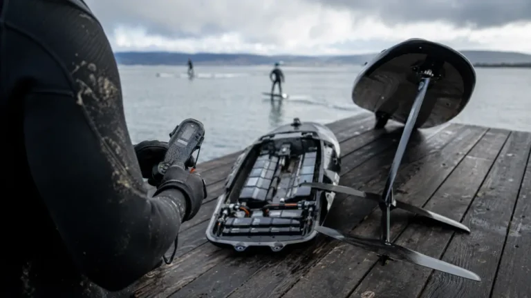 Planche de surf electrique eFoil et jetboard sur un ponton