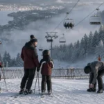Station de ski alpin - la mauselaine à Gérardmer : famille sur le front de neige et télésiège